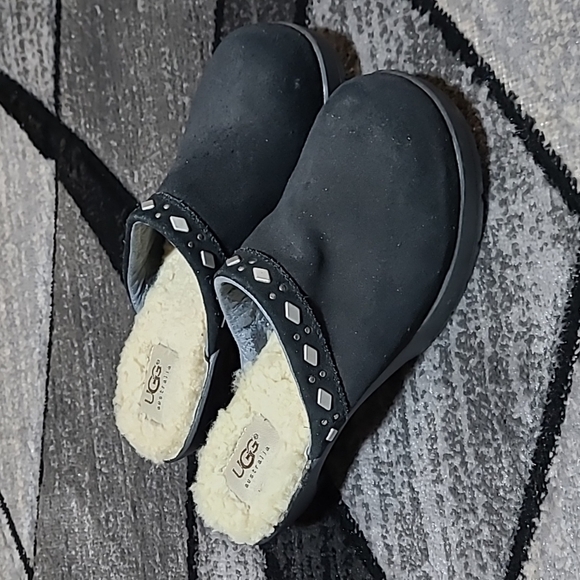 UGG LEATHER SHEEPSKIN STUDDED HEEL CLOGS - Picture 1 of 12